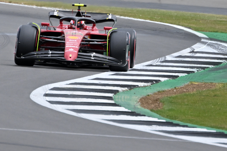Carlos Sainz (Ferrari) conquista na Inglaterra a primeira pole position de sua carreira